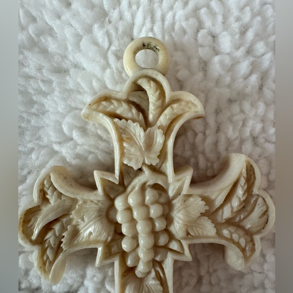 Victorian Antique Hand Carved Bovine Bone Cross Pendant with Grapevines & Wheat - Picture 4 of 8